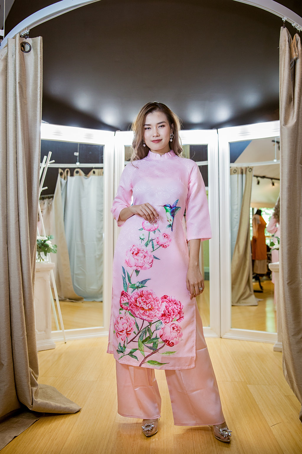 CT AO DAI CACH TAN 1018