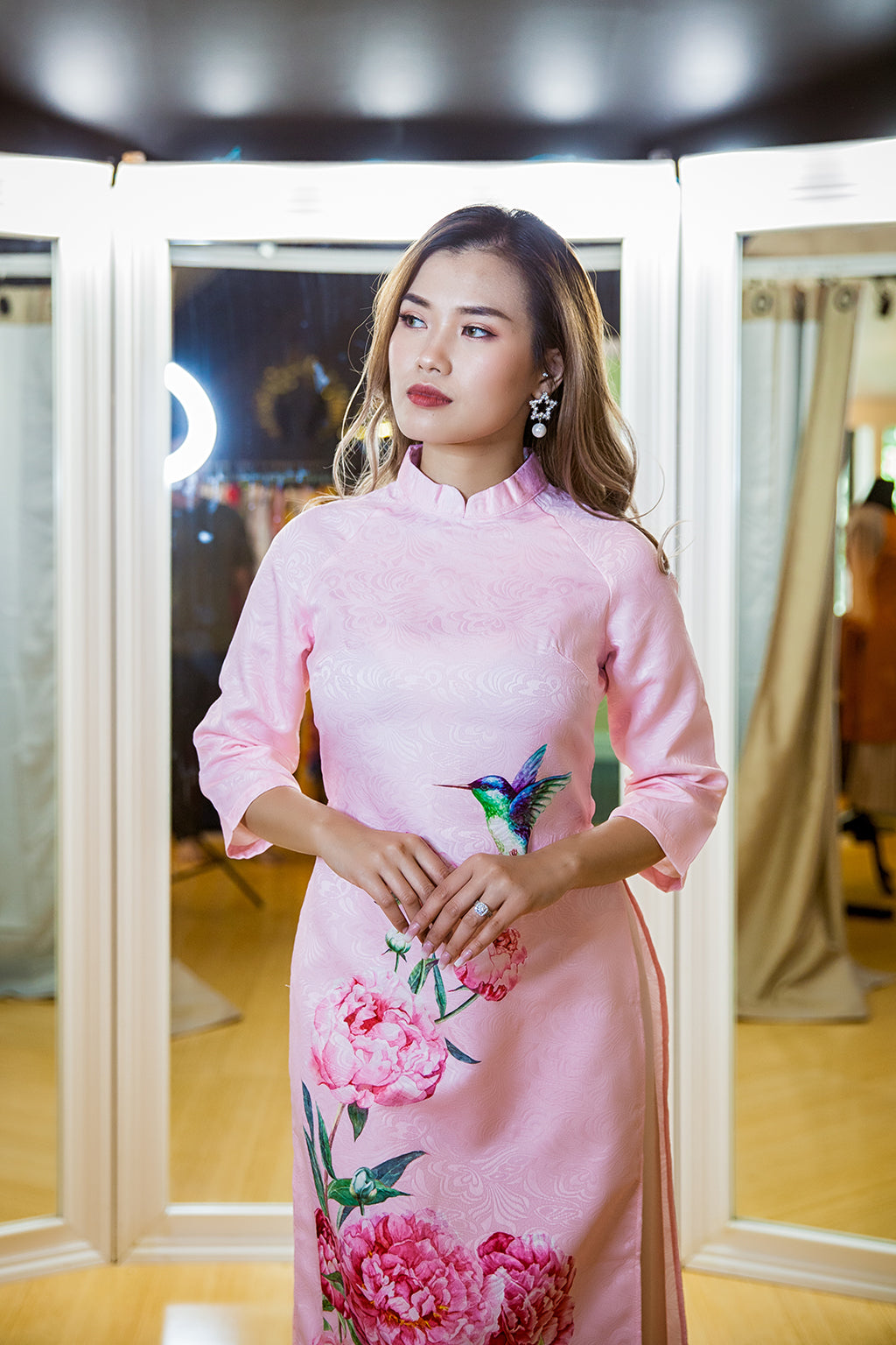 CT AO DAI CACH TAN 1018