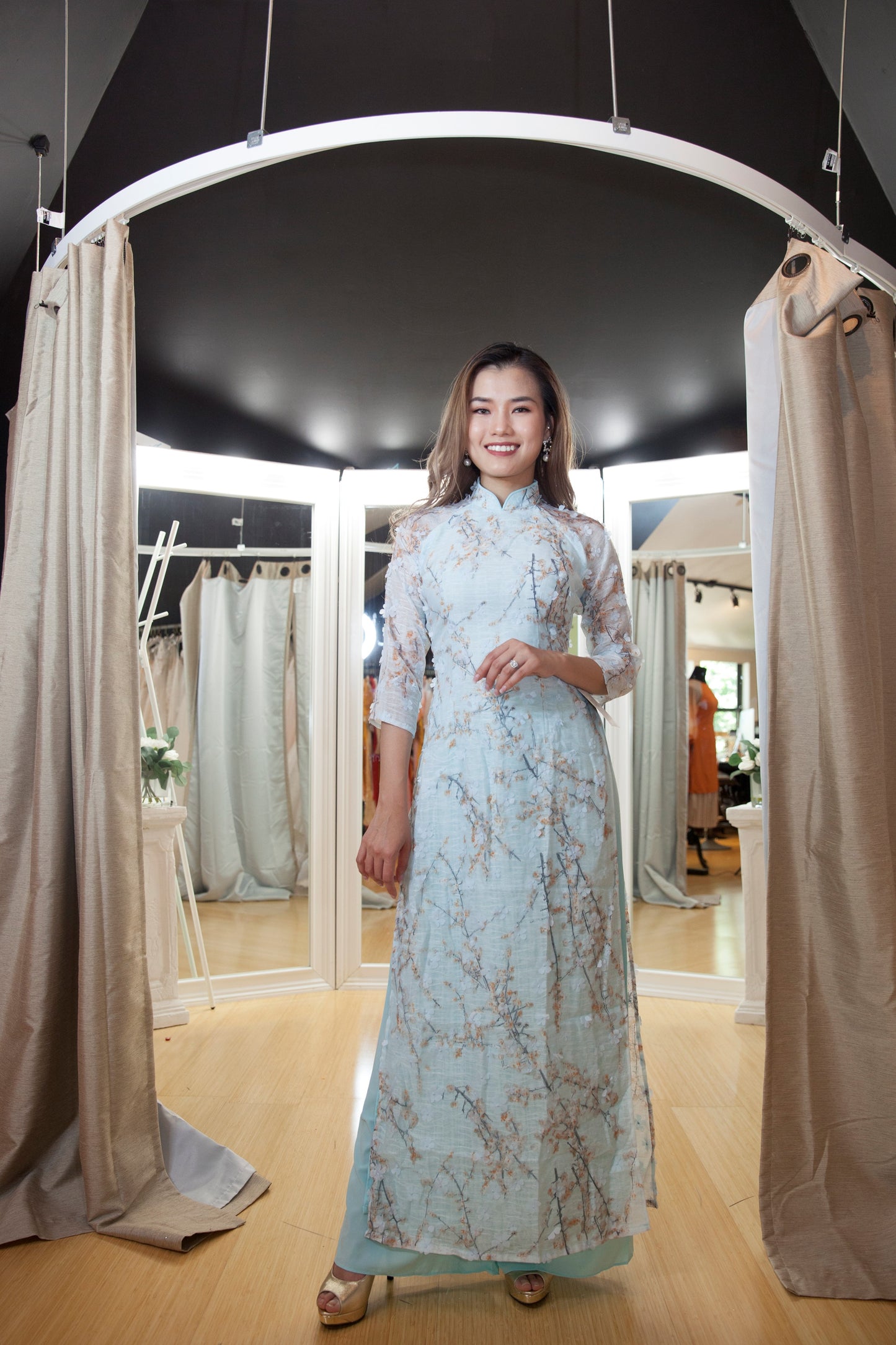 CT AO DAI CACH TAN 1023