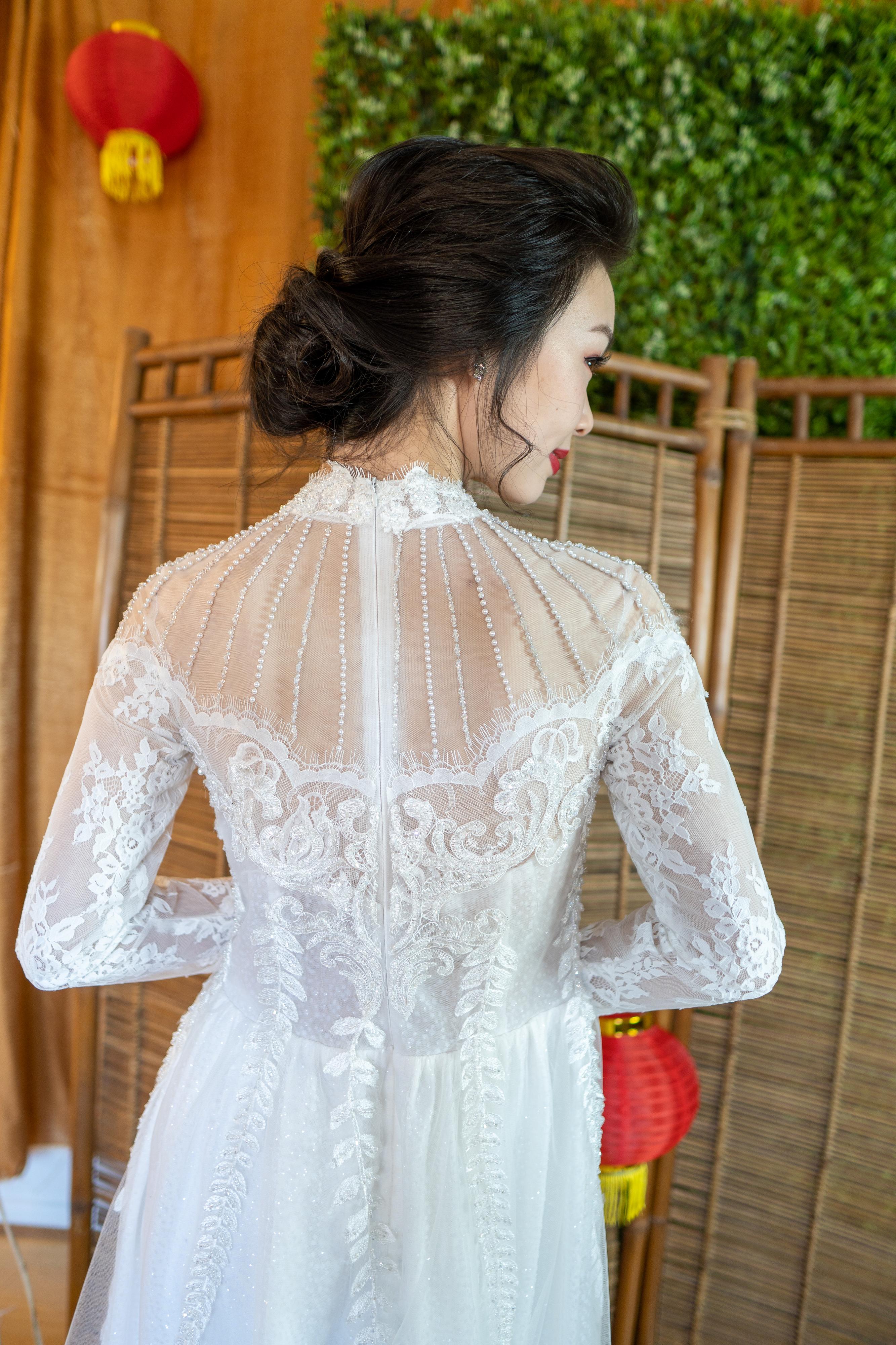 White lace shop ao dai